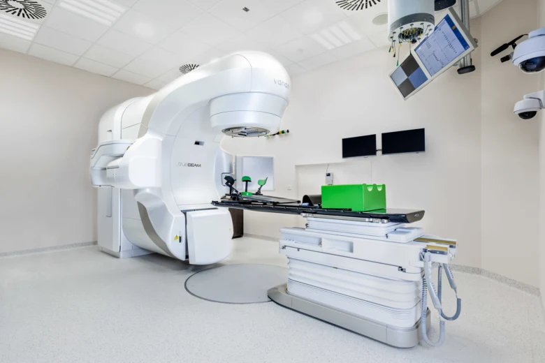 Modernní radioterapeutický přístroj pro léčbu rakoviny v nemocničním sále.