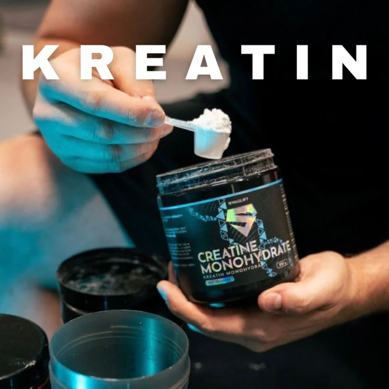 Sportovec dávkuje kreatin z kontejneru do šálku.
