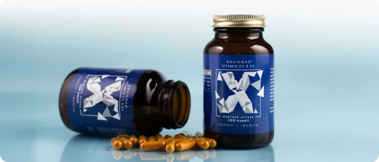Doplňky stravy s vitamíny D3 a K2 v lahvičkách.