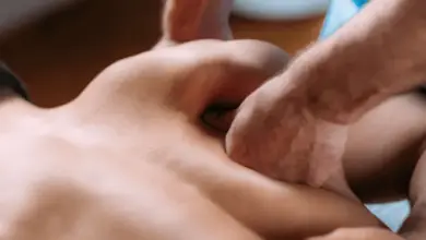 Masáž zad zaměřená na oblast pod pravou lopatkou