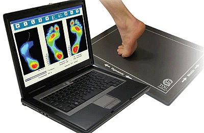 Digitální podložka měří tlak na nohu pro diagnostiku bolesti.