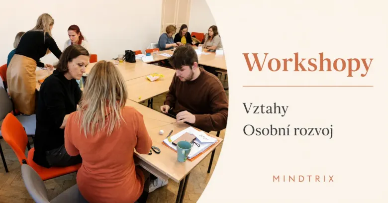 Skupina lidí na workshupu o vztazích a osobním růstu.