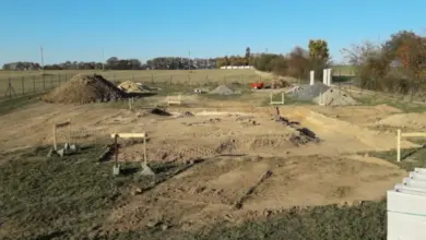 Příprava výkopu pro betonovou základní desku na staveništi.