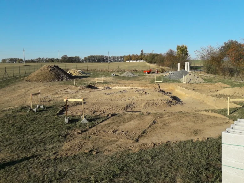 Příprava výkopu pro betonovou základní desku na staveništi.