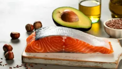 Surový losos s ořechy a olivovým olejem jako zdroje Omega-3.