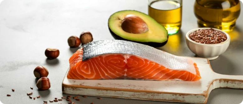 Surový losos s ořechy a olivovým olejem jako zdroje Omega-3.