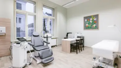 Moderní lékařská místnost s vybavením pro estetické ošetření obličeje.