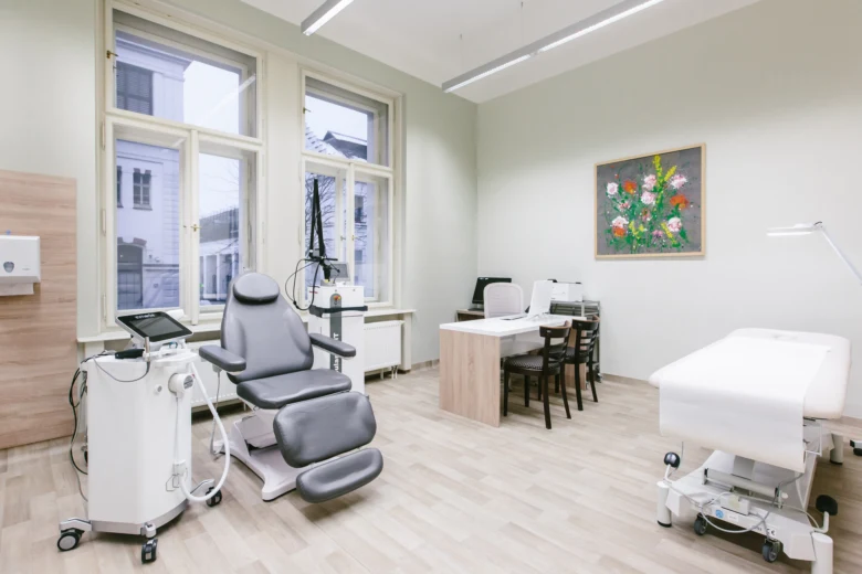Moderní lékařská místnost s vybavením pro estetické ošetření obličeje.