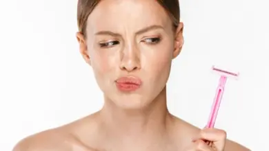 Žena s nůžkou pro holení, která se ptá na zarostlé chloupky.