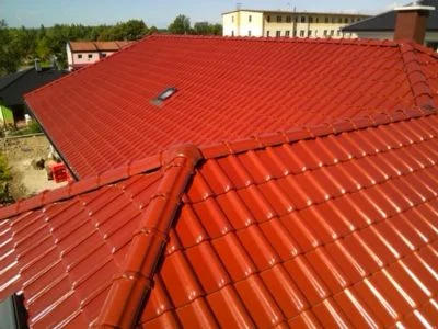 Červená tašková střecha s výhledem na okolní domy.
