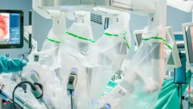 Chirurg operuje robotický systém v operační místnosti.