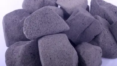 Skládané bloky pěnového skla pro tepelnou izolaci.