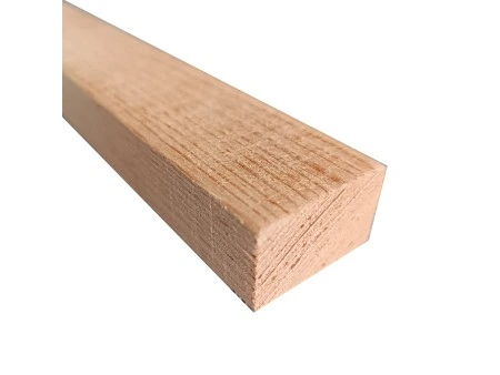 Dřevěná střešní latě s viditelnou kresbou dřeva.