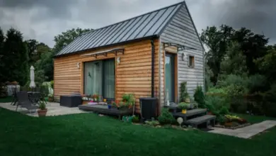 Moderní dřevěný modulární dům v zelené zahradě.