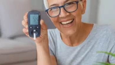 Žena s glukometrem ukazuje hodnotu cukru v krvi.