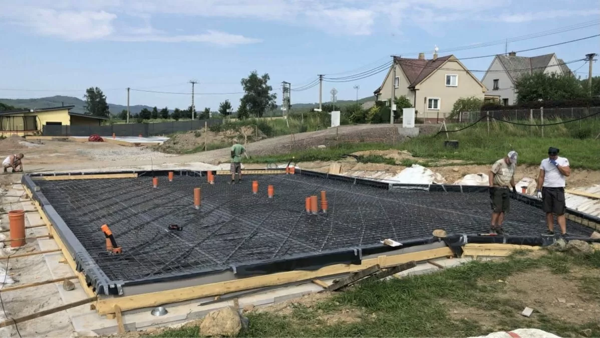 Práce na základové desce s výztuží před betonováním.