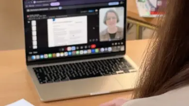 Žena se účastní video konzultace s terapeutem pro duševní zdraví.