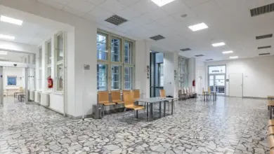 Moderní čekárna v nemocnici s řadami židlí pro pacienty.