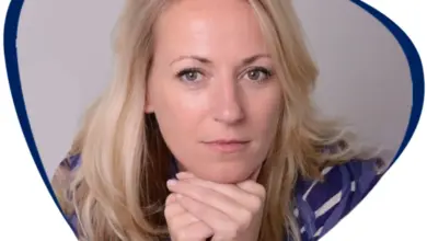 Portrét ženy s blond vlasy se zaměřeným pohledem.