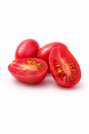 Červená rajčata nakrájená na polovinu s viditelnými semínky.