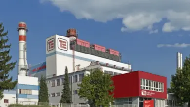 Velká průmyslová budova s komíny pro vytápění.