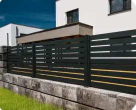 Moderní černý plot s horizontálními prkny u domu.