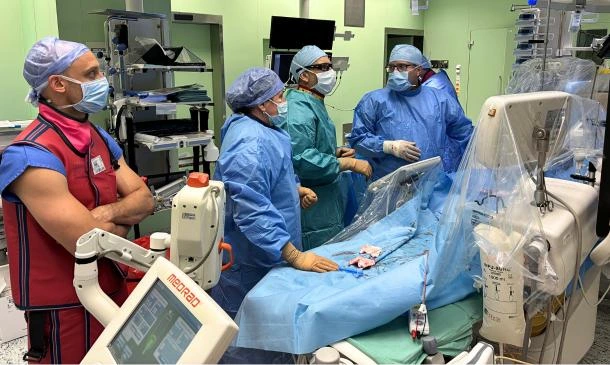 Tým lékařů v operační sále připravuje na operaci.