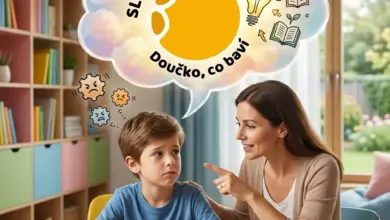 Žena pomáhá chlapci s domácími úkoly v domácím prostředí.