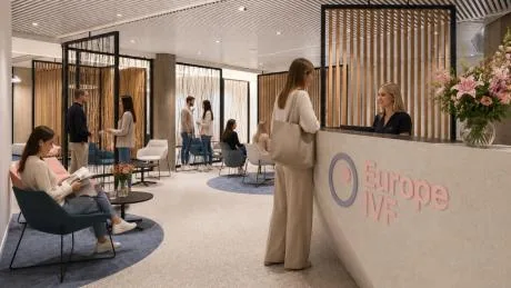 Moderní čekárna kliniky pro oplodnění vajíček s pacientkami.