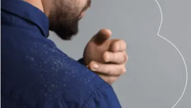 Muž ukazuje na podrážděnou kůži na předloktí.