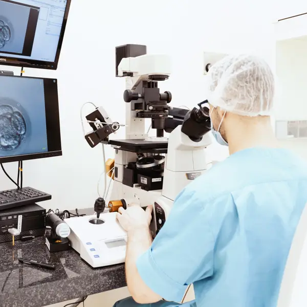 Microscope and embryo monitoring