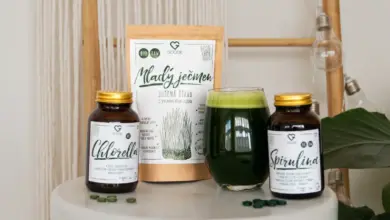 Suplementy jako spirulina a chlorela na bílém stolku.