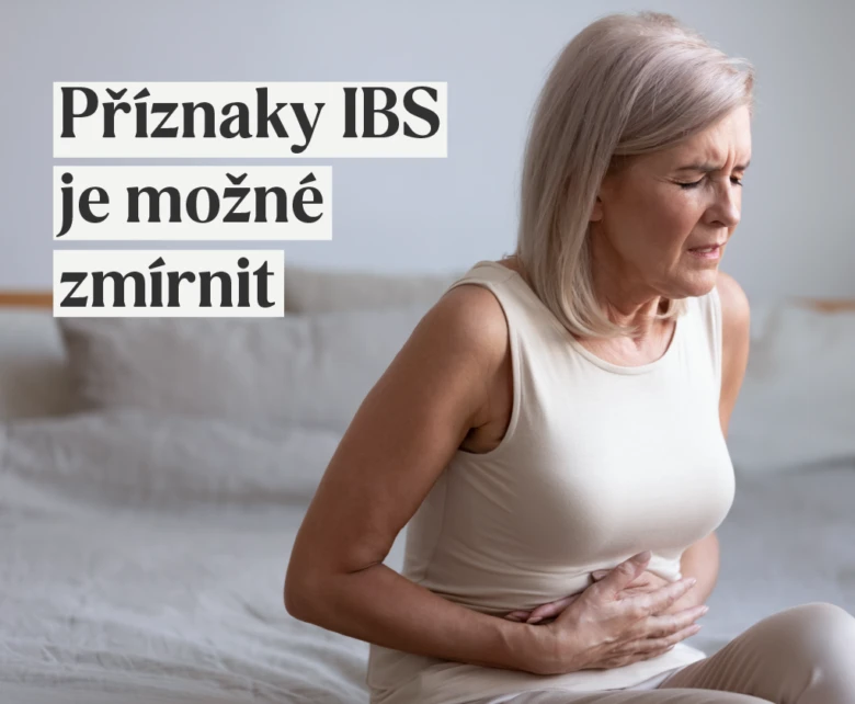 Žena drží břicho v bolesti při trávicích potížích.