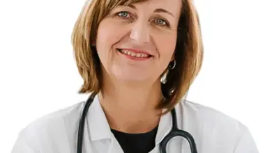 Žena lékařka s fonendoskopem v bílém plášti.