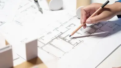 Architektura kreslí plán rekonstrukce panelového bytu s modelkem.