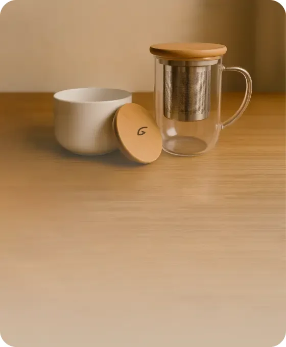 Bílá šálka s čajovým filtru na dřevěném stole.