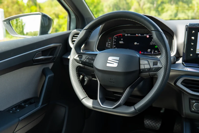Interiér automobilu s volantem a digitálním přístrojovým panelem