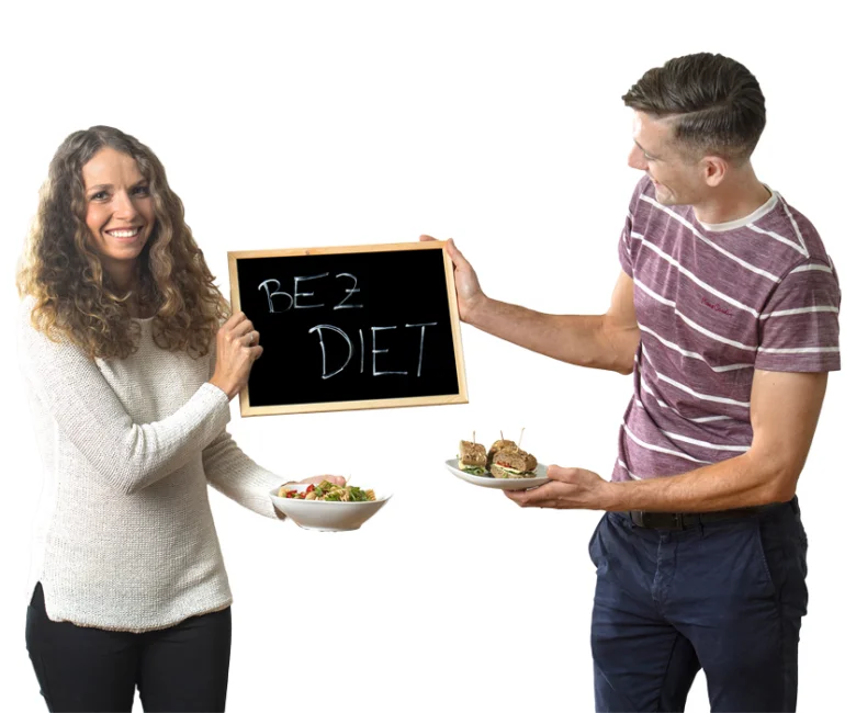 Muž a žena drží jídlo s tabulkou o dietě