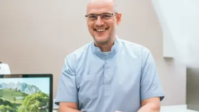 Usměvavý lékař v ordinaci pro článek o trojklanném nervu.