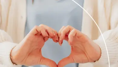 Ženy tvoří srdce rukama jako symbol lásky.