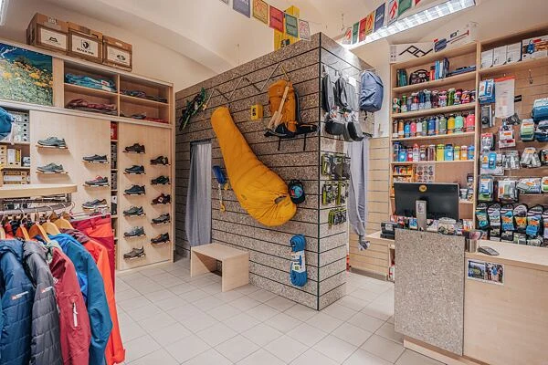 Vnitřek prodejny s zimním sportovním vybavením pro přípravu na chladné počasí.