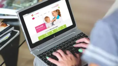 Osoba píše na notebooku s webovou stránkou o péči o děti.