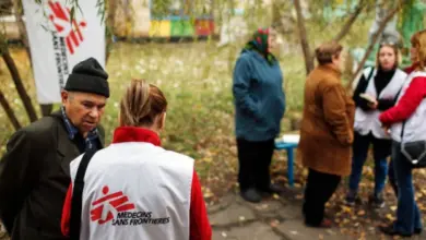 Zdravotníci bez hranic pomáhají venku v autumnu.