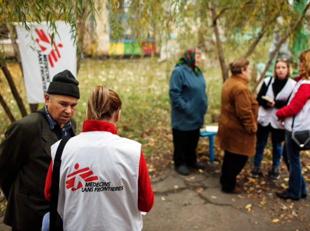 Zdravotníci bez hranic pomáhají venku v autumnu.