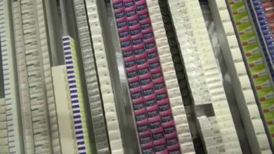 Regály s léky v aptéce – zobrazuje balení antibiotik a jiných léčiv.