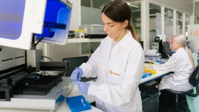 Vědkyně v laboratoři pracuje s lékařským zařízením.