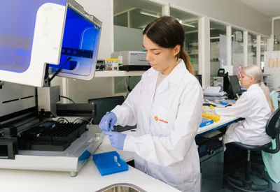 Vědkyně v laboratoři pracuje s lékařským zařízením.