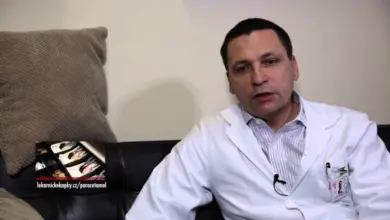 Lékař v bílém plášti vysvětluje impetigo u dětí.