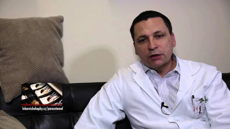 Lékař v bílém plášti vysvětluje impetigo u dětí.