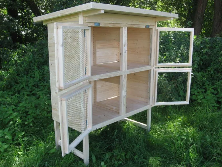 Dřevěný králičí výběh pro chov plymutek venku.